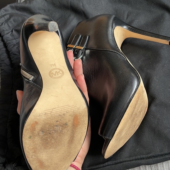 Michael Kors 💯 authentic leather 👠 size 7 real and soft leather. - Picture 7 of 8